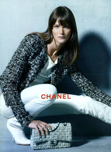 Lagerfeld_Chanel_Fall_Winter_03_04_03.thumb.png.9586f2339f1cece22d385f4db5c74546.png