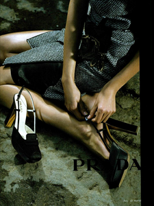 Meisel_Prada_Fall_Winter_03_04_04.thumb.png.42d025849fb2f01f6170ca9814cc33ba.png