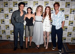 camila-mendes-riverdale-panel-at-sdcc-2019-0.thumb.jpg.560c306efa2470faf5ee81f86cbfc61e.jpg