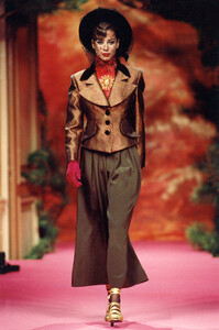 christian-lacroix-haute-couture-fall-winter-1991_7597097516_o.thumb.jpg.a4f33ccc645d65e5c01bb412d7012d98.jpg