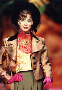 christian-lacroix-haute-couture-fall-winter-1991_7597098914_o.thumb.jpg.3697503ce3aaee76dfc898da10c6b803.jpg