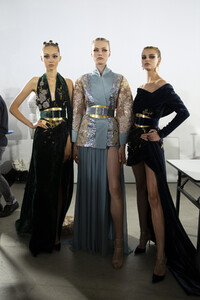 elie-saab-hc-bks-m-rf19-0558.thumb.jpg.771f44a58954c41ab551f4bd2e4abb85.jpg