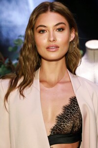 [c091f05fcb8246aca98a9db89defff99] Victoria's Secret 2019 Fall Collection Launch.jpg