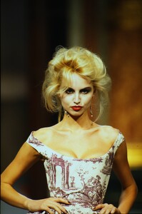 1330498431_vivienne-westwood-ss-1996(3).thumb.jpg.29a0002c3e84b36462f48d8c3950286c.jpg