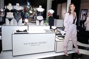 [1166889377] Victoria's Secret Angel Grace Elizabeth Debuts New Fall Collection.jpg