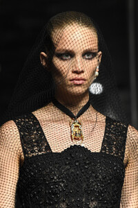 1830287146_ChristianDiorRunwayParisFashionWeekHauteA4wXtJrIGqvx.thumb.jpg.06bc46615b5906e12a4f87fd2067374f.jpg