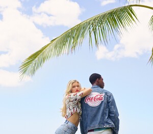 19-07-29_KITH-COCA-COLA-CAMPAIGN-HAWAII_Shot03_1000.thumb.jpg.2fb5555792960e73f1d9391803149f89.jpg