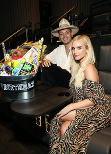 Evan+Ross+Ashlee+Simpson+Ross+Celebrate+Birthday+RIz0hE3RuzLx.jpg