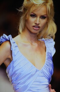 615230637_herve-leger-ss-1996(3).thumb.jpg.4c9f55c80027a7015caa8d9d77c646e6.jpg