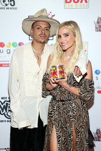 Evan+Ross+Ashlee+Simpson+Ross+Celebrate+Birthday+1J_0v4e_NExx.jpg