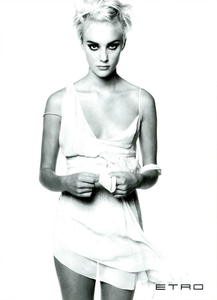 Meisel_Alberta_Ferretti_Spring_Summer_1994_05.thumb.png.eb6863ef26676aa23e65128b1f05a26e.png