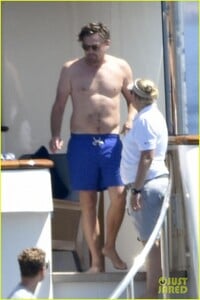 leonardo-dicaprio-yacht-day-camila-morrone-01.thumb.jpg.17b647e647b2a170eb5eea4a4da47f40.jpg