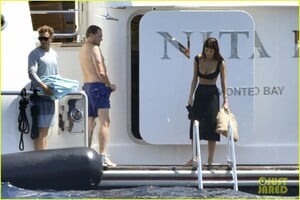 leonardo-dicaprio-yacht-day-camila-morrone-05.thumb.jpg.d0957a9cf4a755a5bf2f14d37bc215b7.jpg