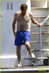 leonardo-dicaprio-yacht-day-camila-morrone-07.thumb.jpg.4f40f9eda88e0a5cf2fa7b8e46cd0f8d.jpg