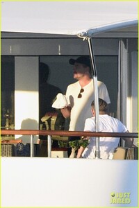 leonardo-dicaprio-yacht-day-camila-morrone-29.thumb.jpg.05df947c9fcb378967f25a69067c29c7.jpg