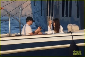 leonardo-dicaprio-yacht-day-camila-morrone-31.thumb.jpg.cd420b90604bc5feebe779d39653bb8e.jpg