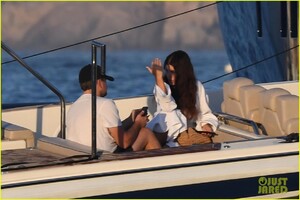 leonardo-dicaprio-yacht-day-camila-morrone-32.thumb.jpg.1268ec50ff6c4134fd67b71384c0dfc7.jpg