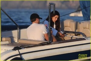 leonardo-dicaprio-yacht-day-camila-morrone-33.thumb.jpg.498eb4c705a45a24e6212f4f536dccf5.jpg