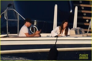 leonardo-dicaprio-yacht-day-camila-morrone-35.thumb.jpg.9f3b8a232ef6d500f5d04ca6bce55992.jpg