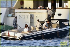 leonardo-dicaprio-yacht-day-camila-morrone-37.thumb.jpg.53e31418cefe1b6d30c16f431b4a5f0e.jpg