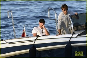 leonardo-dicaprio-yacht-day-camila-morrone-43.thumb.jpg.dbdfda645f1322936bc58f62925ae588.jpg