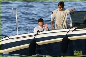 leonardo-dicaprio-yacht-day-camila-morrone-44.thumb.jpg.1112654072c22f34cb6f28d74d49bdb5.jpg