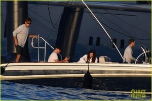 leonardo-dicaprio-yacht-day-camila-morrone-47.thumb.jpg.c4d891d18b2852f69f2a9f986fe6c066.jpg