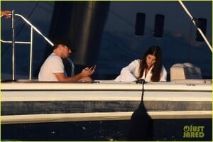 leonardo-dicaprio-yacht-day-camila-morrone-48.thumb.jpg.be1cd3a9bc134cbe9831158206aa6e6a.jpg