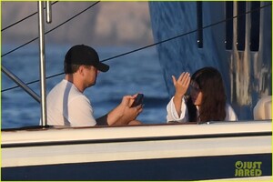 leonardo-dicaprio-yacht-day-camila-morrone-49.thumb.jpg.321e206d80bd6ff787d828380d3a2960.jpg