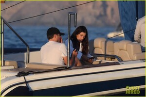 leonardo-dicaprio-yacht-day-camila-morrone-51.thumb.jpg.88d7d2f00b02097bded38eb1cdd37682.jpg