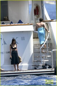 leonardo-dicaprio-yacht-day-camila-morrone-68.thumb.jpg.8b3c187d267216a67dedfa058594081d.jpg