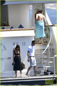 leonardo-dicaprio-yacht-day-camila-morrone-69.thumb.jpg.d8e4fc4d8aed036d744d197c416785c2.jpg