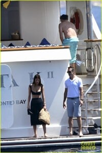 leonardo-dicaprio-yacht-day-camila-morrone-70.thumb.jpg.9e1145bbae2d979508bcff61cc7ad618.jpg