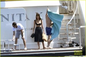 leonardo-dicaprio-yacht-day-camila-morrone-72.thumb.jpg.2e6274deb98b73e1052a2a7440e94199.jpg