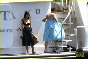 leonardo-dicaprio-yacht-day-camila-morrone-73.thumb.jpg.fdff02f88adf1e521e1d084f1141ea20.jpg