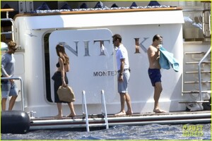 leonardo-dicaprio-yacht-day-camila-morrone-76.thumb.jpg.c20e2203c06aa75dbb4f8b4c71baac4c.jpg