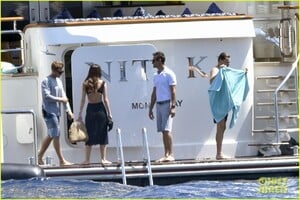 leonardo-dicaprio-yacht-day-camila-morrone-77.thumb.jpg.791634237fca6a27a1b1c5a38464535e.jpg