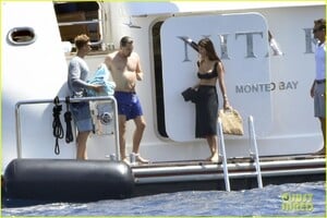 leonardo-dicaprio-yacht-day-camila-morrone-81.thumb.jpg.ec3a016628e376e696364e2aa861c874.jpg