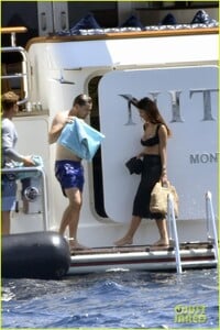 leonardo-dicaprio-yacht-day-camila-morrone-82.thumb.jpg.a1023e8ed8daef753e6aaf9d561ab575.jpg