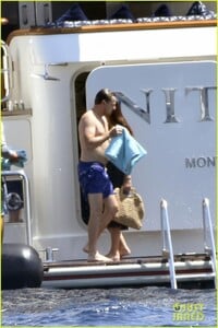 leonardo-dicaprio-yacht-day-camila-morrone-83.thumb.jpg.2b6d7a966abb623f3f617c1de0937a43.jpg