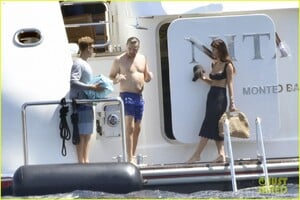 leonardo-dicaprio-yacht-day-camila-morrone-86.thumb.jpg.b12e44e35b6e42e94e913f8b047c231f.jpg