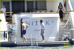 leonardo-dicaprio-yacht-day-camila-morrone-88.thumb.jpg.c9683edd65aa4d0b5f90e3ca9a43ac41.jpg