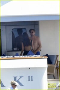 leonardo-dicaprio-yacht-day-camila-morrone-95.thumb.jpg.2d0108877dbc3c6c577b4c232776117b.jpg