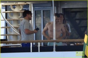 leonardo-dicaprio-yacht-day-camila-morrone-99.thumb.jpg.db755551e3bedaf42b6304e27eed28e9.jpg