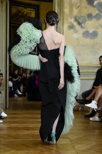 Coco+Rocha+Christian+Siriano+Runway+Paris+LTUvI4UASMGx.jpg