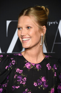 Toni+Garrn+Harper+BAZAAR+Celebrates+ICONS+qP4Sqewa5B_x.jpg