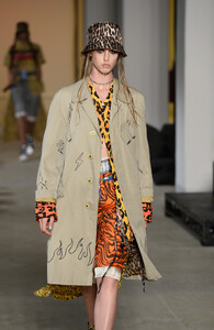 1154348927_R13RunwaySeptember2019NewYorkFashionU5YJ7I_kd-ex.thumb.jpg.43a2aae4c04c0869c2694d1265d45215.jpg