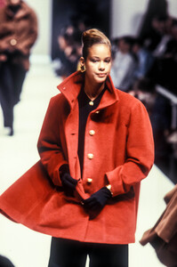 1172396331_SalvatoreFerragamo1989WomenRTW14.thumb.jpg.b4caf14603d7aece45ffa6cdf4c8efc0.jpg