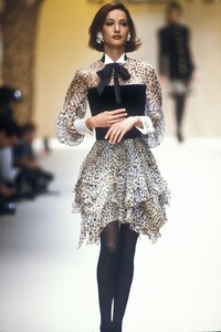 1217230740_Valentino1992WomenRTW33.thumb.jpg.ef8ce821f2adacabc1cd009f79b111ac.jpg