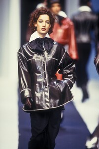 1235824158_KarlLagerfeld1992WomenRTW7.thumb.jpg.97eb59c5741b1e7282882ff0d7039492.jpg